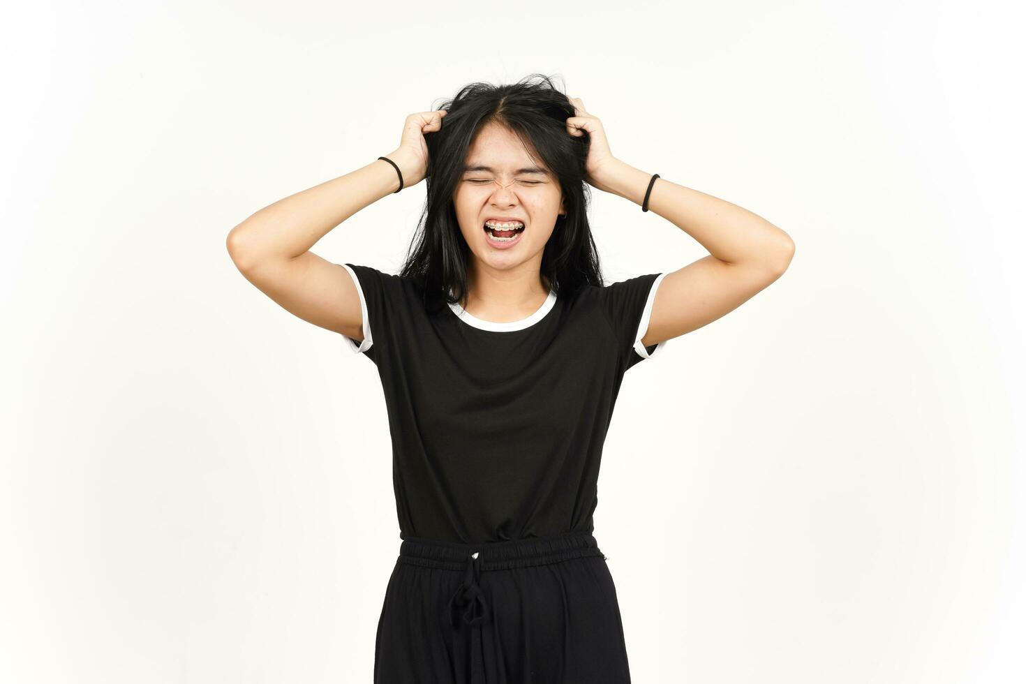 arrabbiato stressato e Tirare capelli di bellissimo asiatico donna isolato su bianca sfondo foto