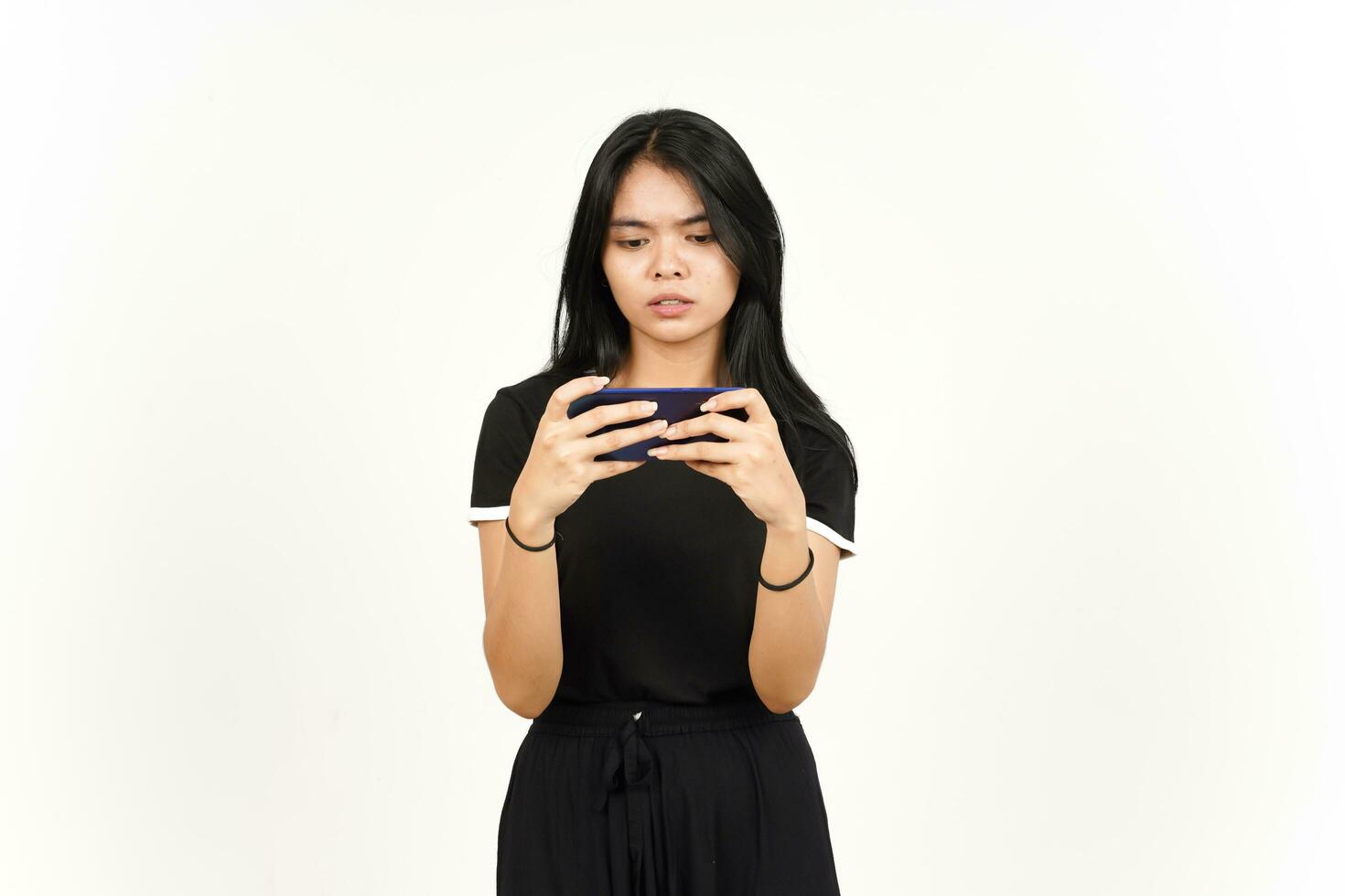 giocando mobile gioco su smartphone con perdente gesto di bellissimo asiatico donna isolato su bianca foto