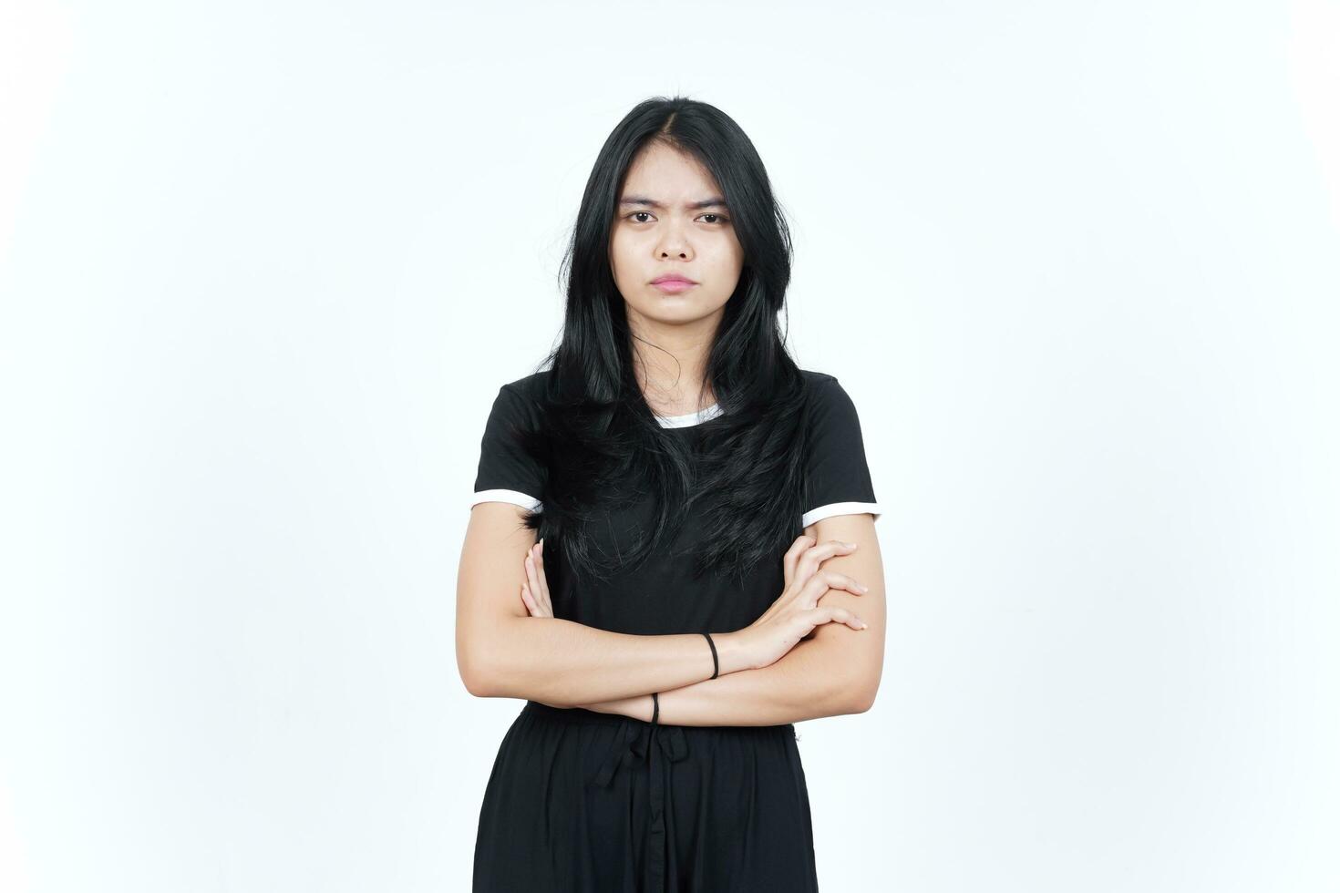 pieghevole braccia e arrabbiato viso di bellissimo asiatico donna isolato su bianca sfondo foto