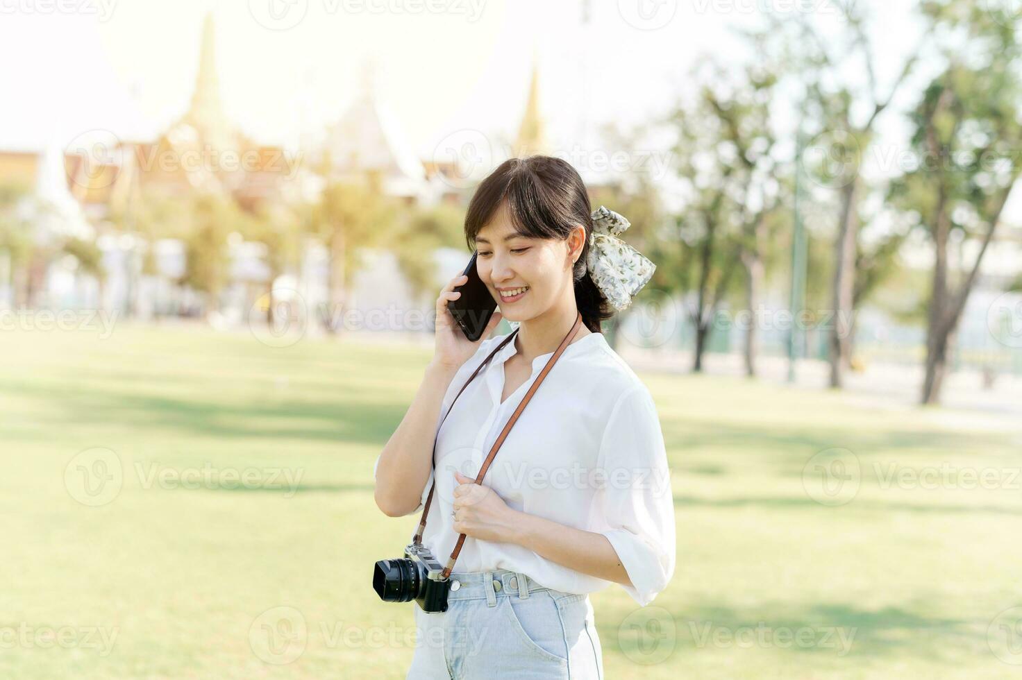 ritratto bellissimo giovane asiatico donna con smartphone su estate vacanza vacanza viaggio con il mille dollari palazzo nel un' sfondo a bangkok, Tailandia foto