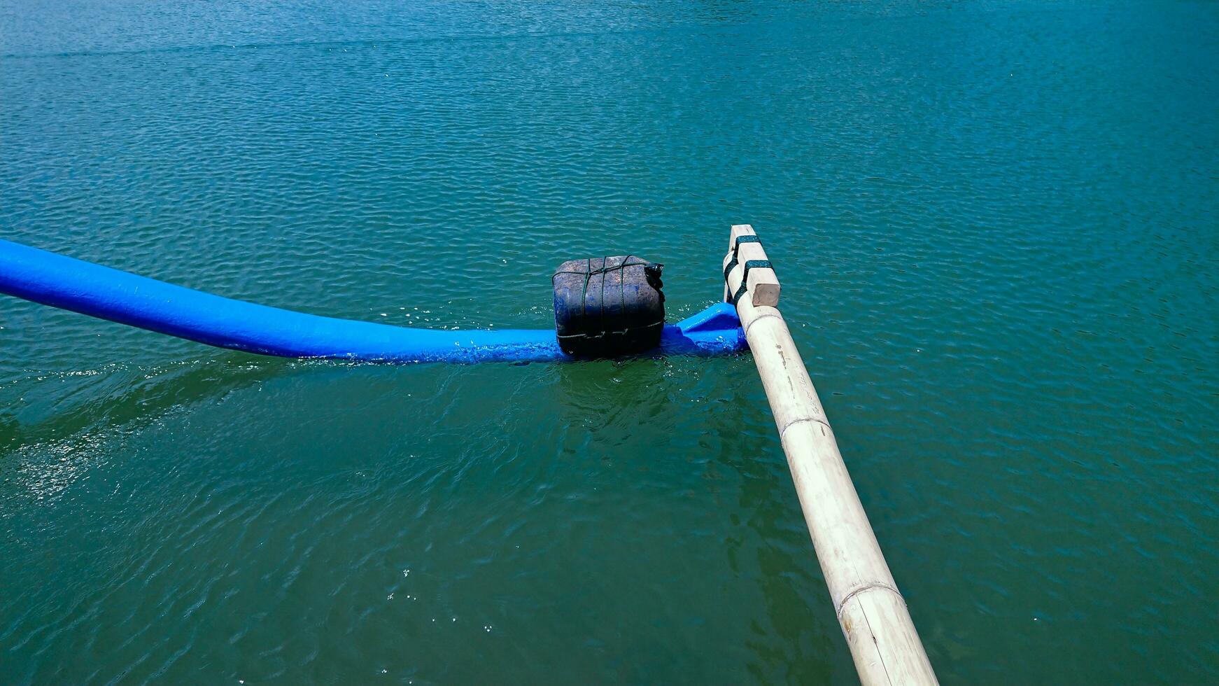 il lato di un' piccolo nave a mare foto