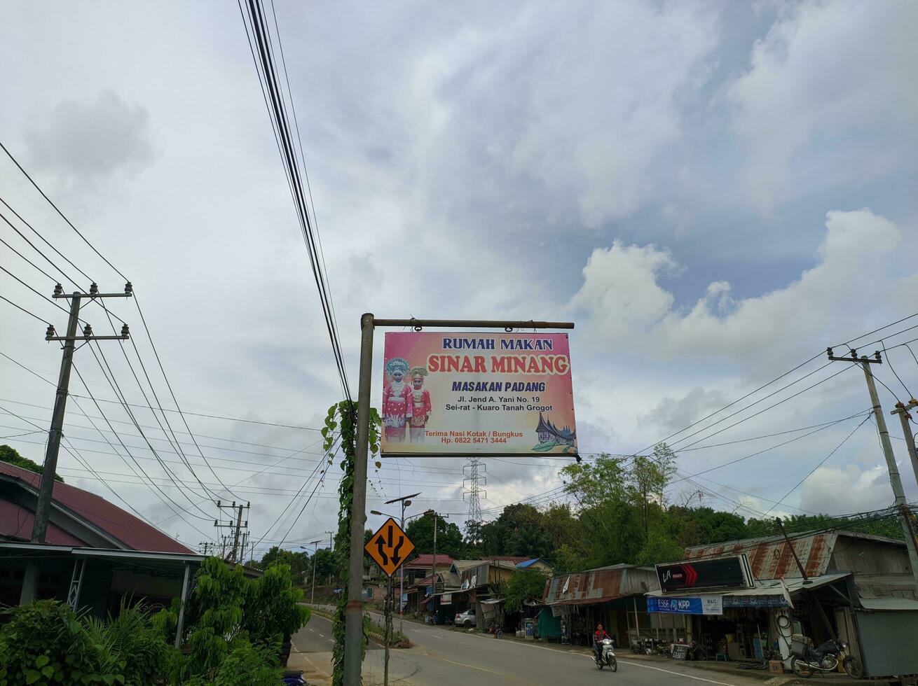 kuaro kalimantan timor, Indonesia 6 Maggio 2023. cartello cartello per un' Padang ristorante con tradizionale piatti originario a partire dal Indonesia foto