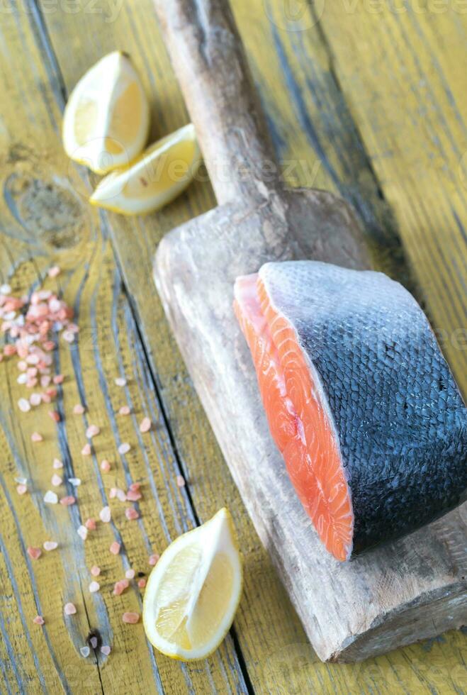 crudo salmone bistecca su il di legno tavola foto