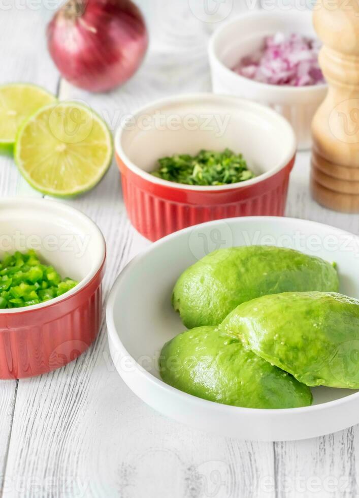 ingredienti per guacamole foto