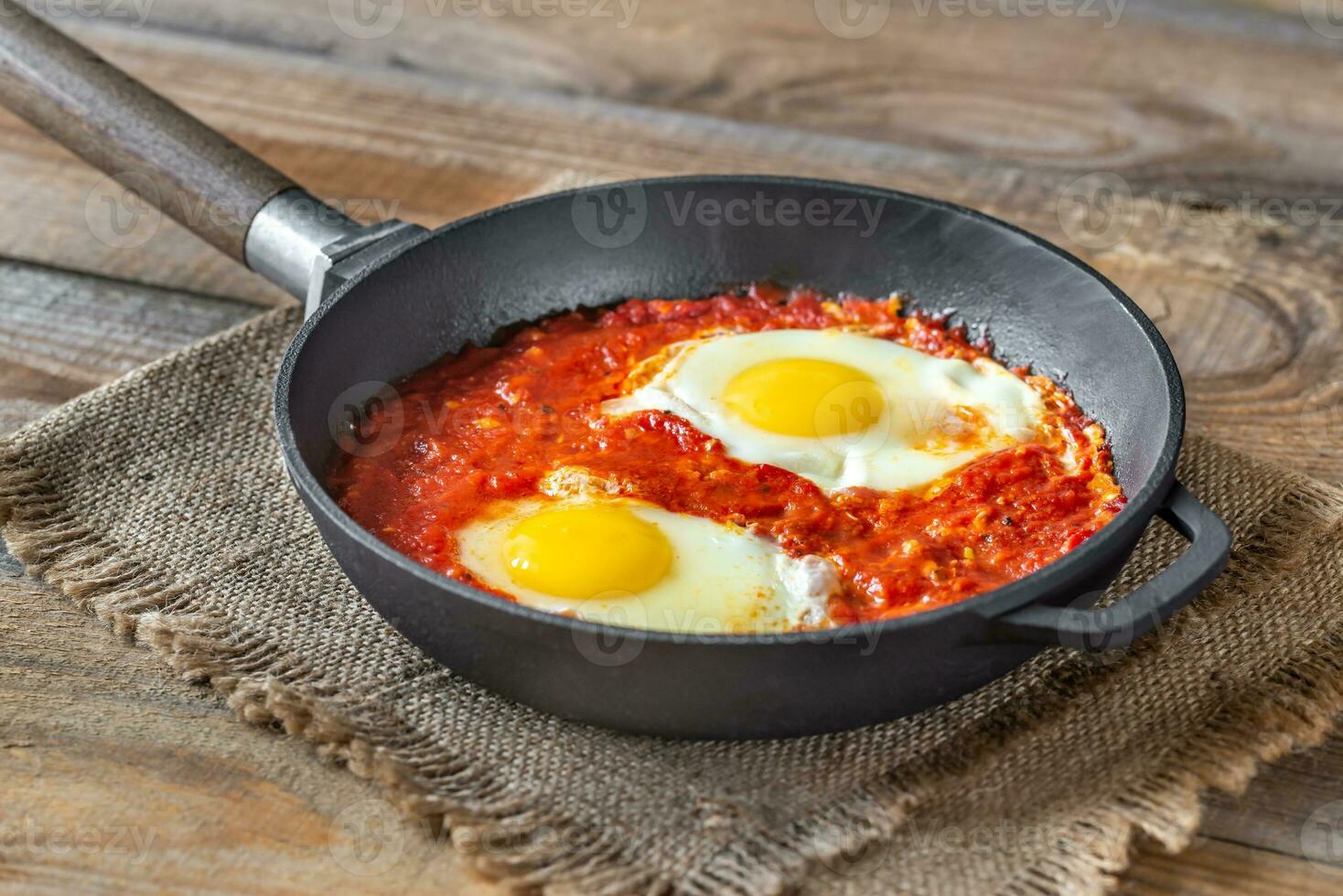 shakshouka servito in una padella foto