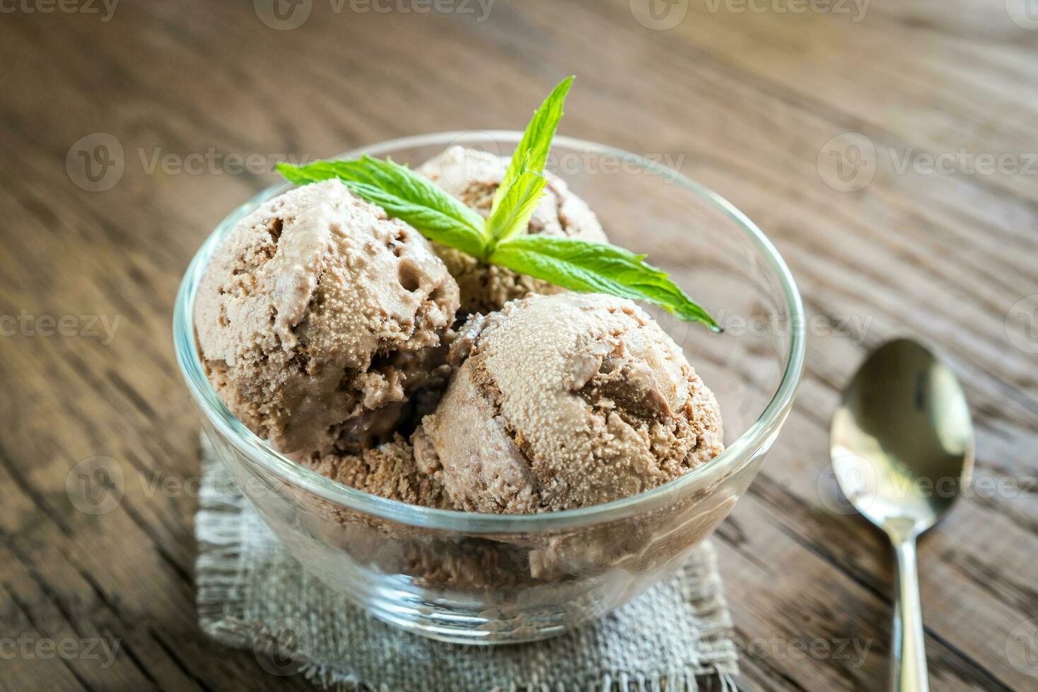 gelato al cioccolato con topping per dessert foto