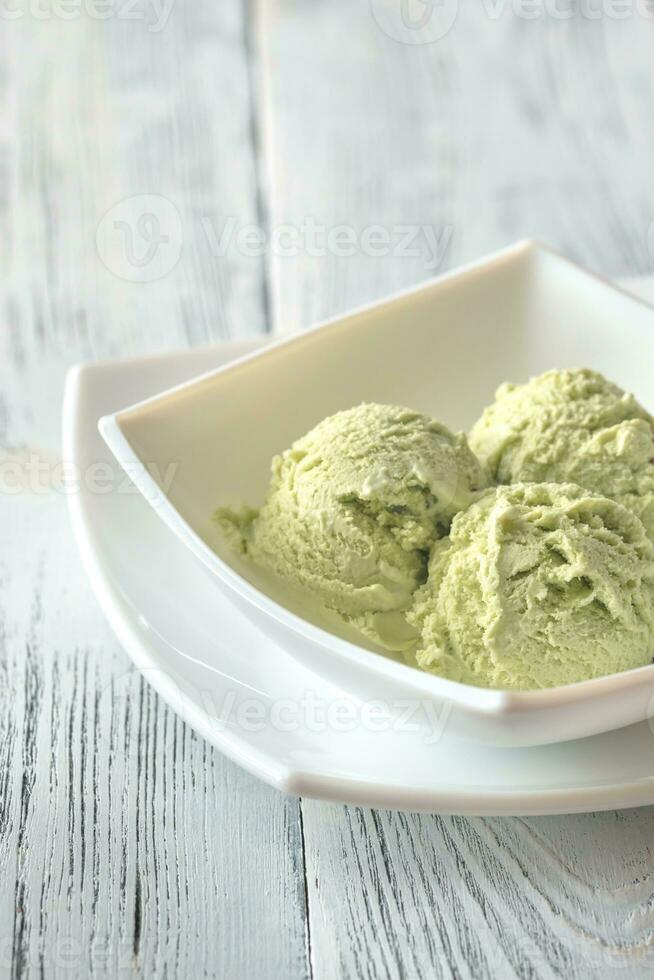 pistacchio ghiaccio crema nel il ciotola foto