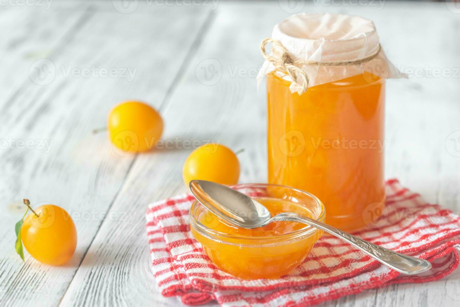 bicchiere vaso di prugna marmellata foto