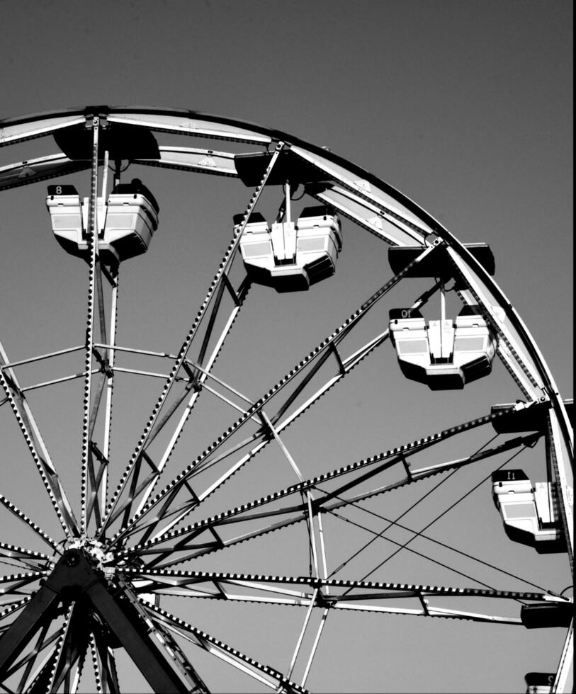 Ferris ruota nero e bianca sfondo foto
