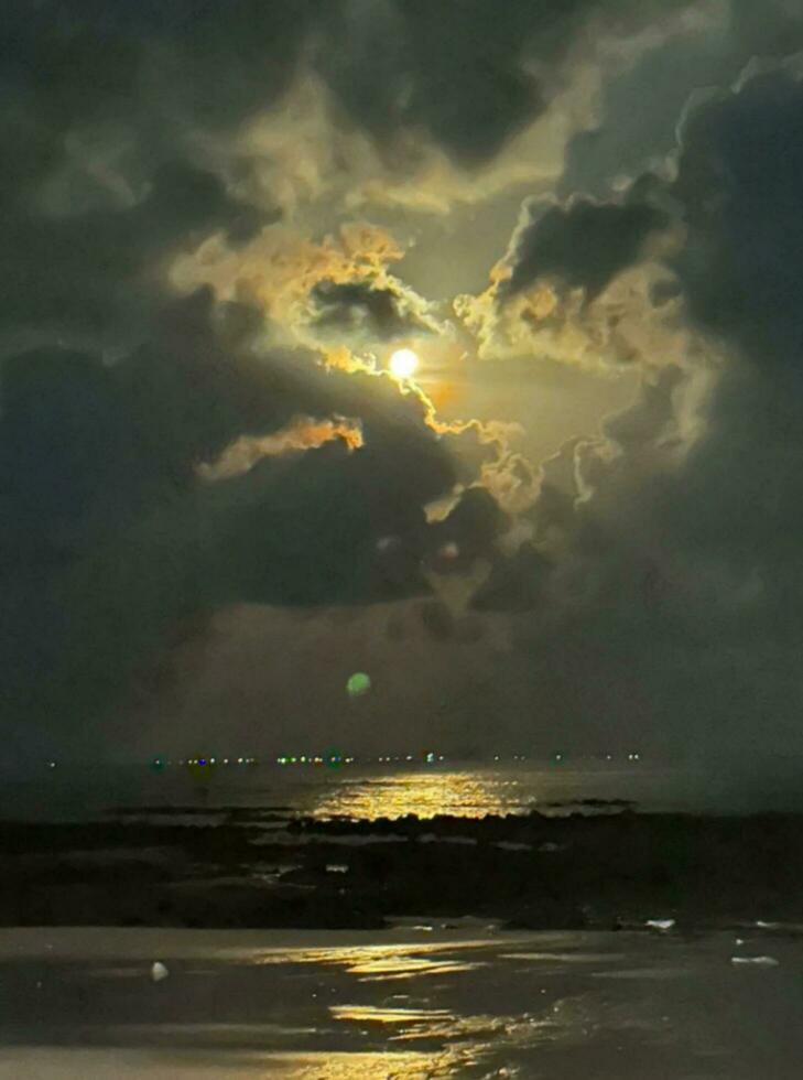 un' chiaro di luna notte a mare foto