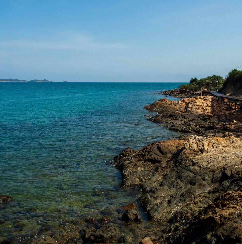 paesaggio estate vista frontale panorama tropicale spiaggia roccia blu cielo bianca sabbia sfondo calma natura oceano bellissimo onda schianto spruzzi acqua viaggio khao impara ya nazionale parco est Tailandia esotico foto