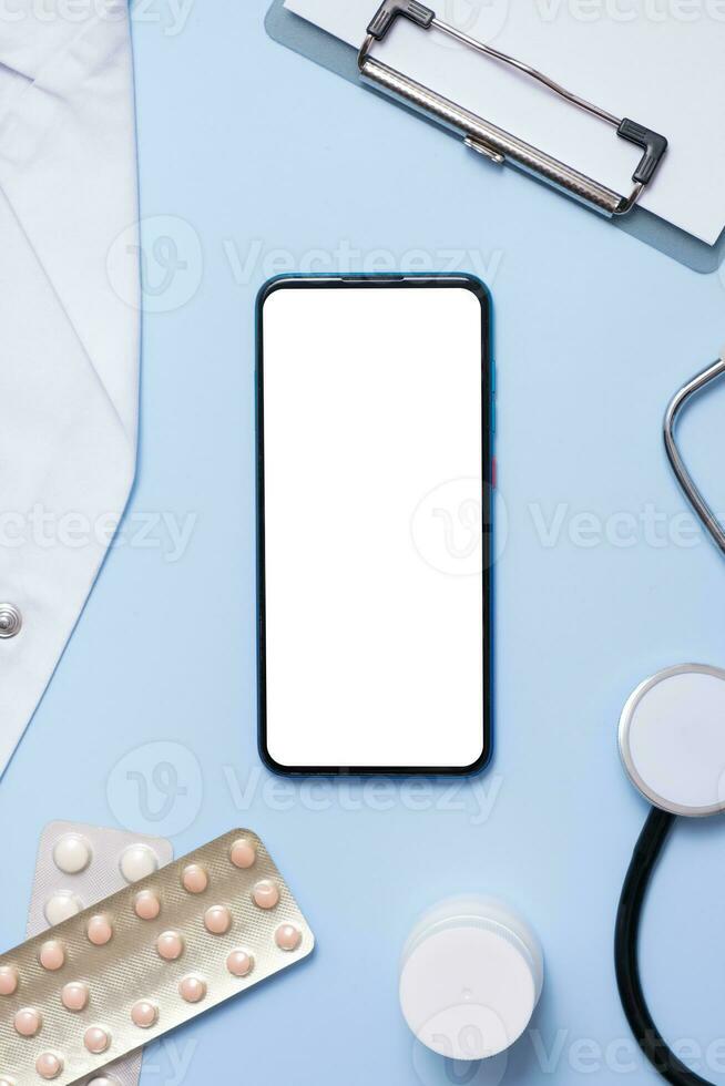 modello di un' Telefono con medico Strumenti. digitale assistenza sanitaria e medicina in linea piatto posizione, superiore Visualizza foto