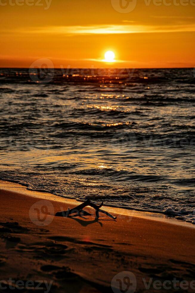 pittoresco calma tramonto con colorato nuvole su il sponde di il baltico mare nel Polonia foto