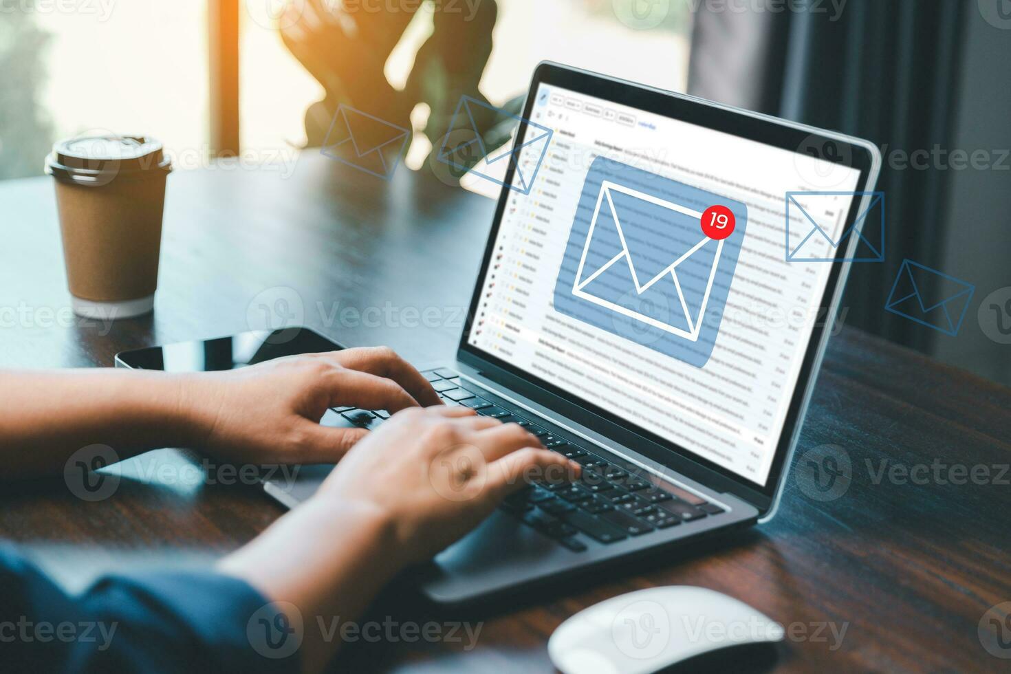 e-mail marketing concetto, ricevere nuovo Messaggio, Messaggio in linea Chiacchierare sociale testo, femmina mano Lavorando con virtuale postale buste schizzo su sfocato ufficio sfondo, cliente supporto hotline le persone. foto