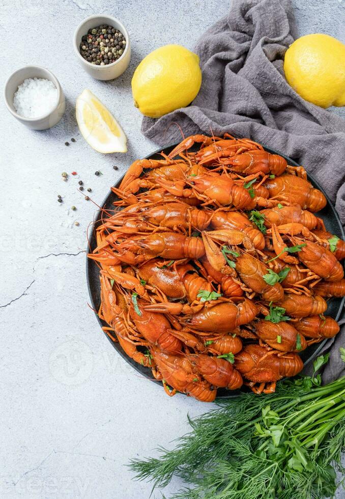 superiore Visualizza di cucinato gamberi piatto con limoni e spezie su cemento sfondo foto