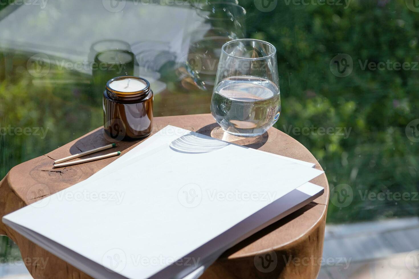 rivista e libro modello design. vuoto rivista su moderno di legno tavolo con candele , ombra copertura foto
