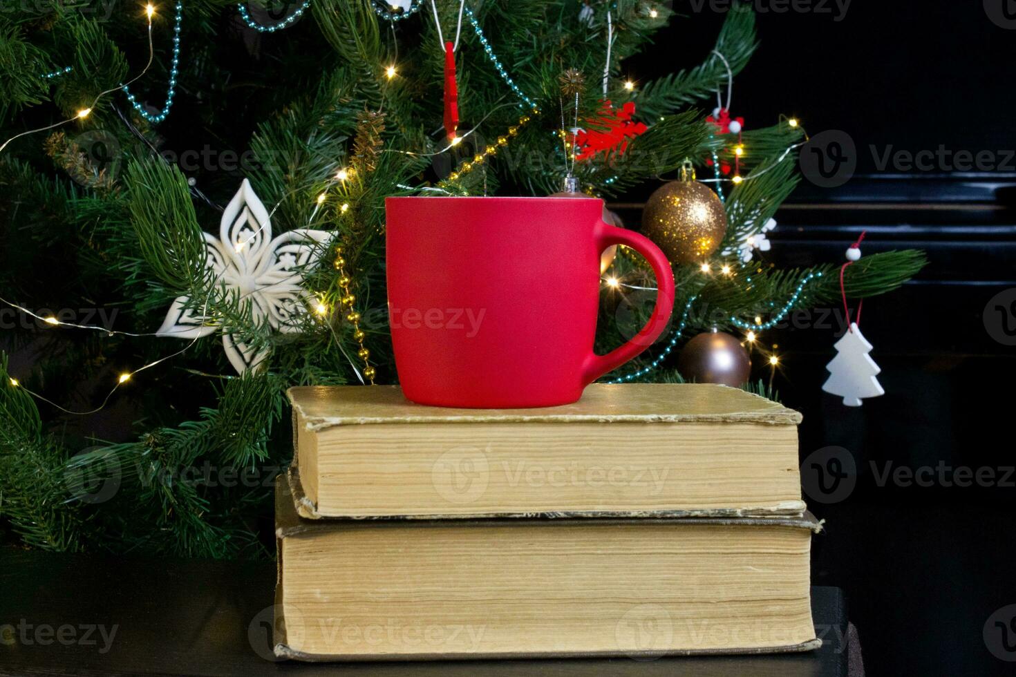 vuoto rosso boccale con Natale albero su sfondo, stuoia tè o caffè tazza con Natale e nuovo anno decorazione, verticale finto su con ceramica boccale per caldo bevande, vuoto regalo Stampa modello foto