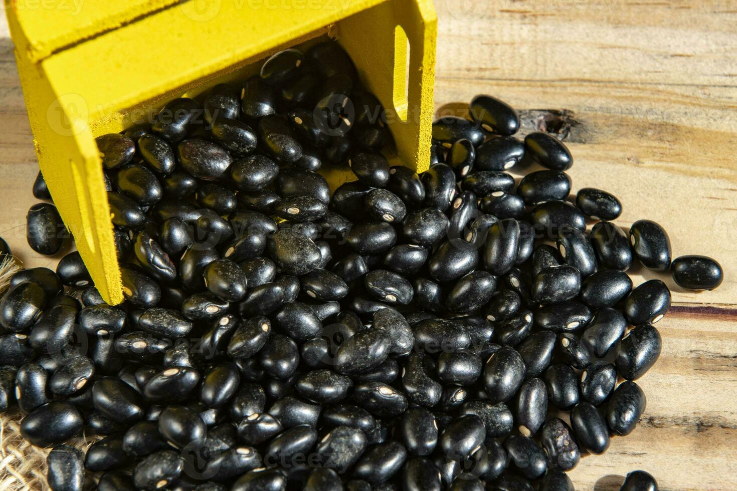 giallo scatola con brasiliano nero fagioli foto