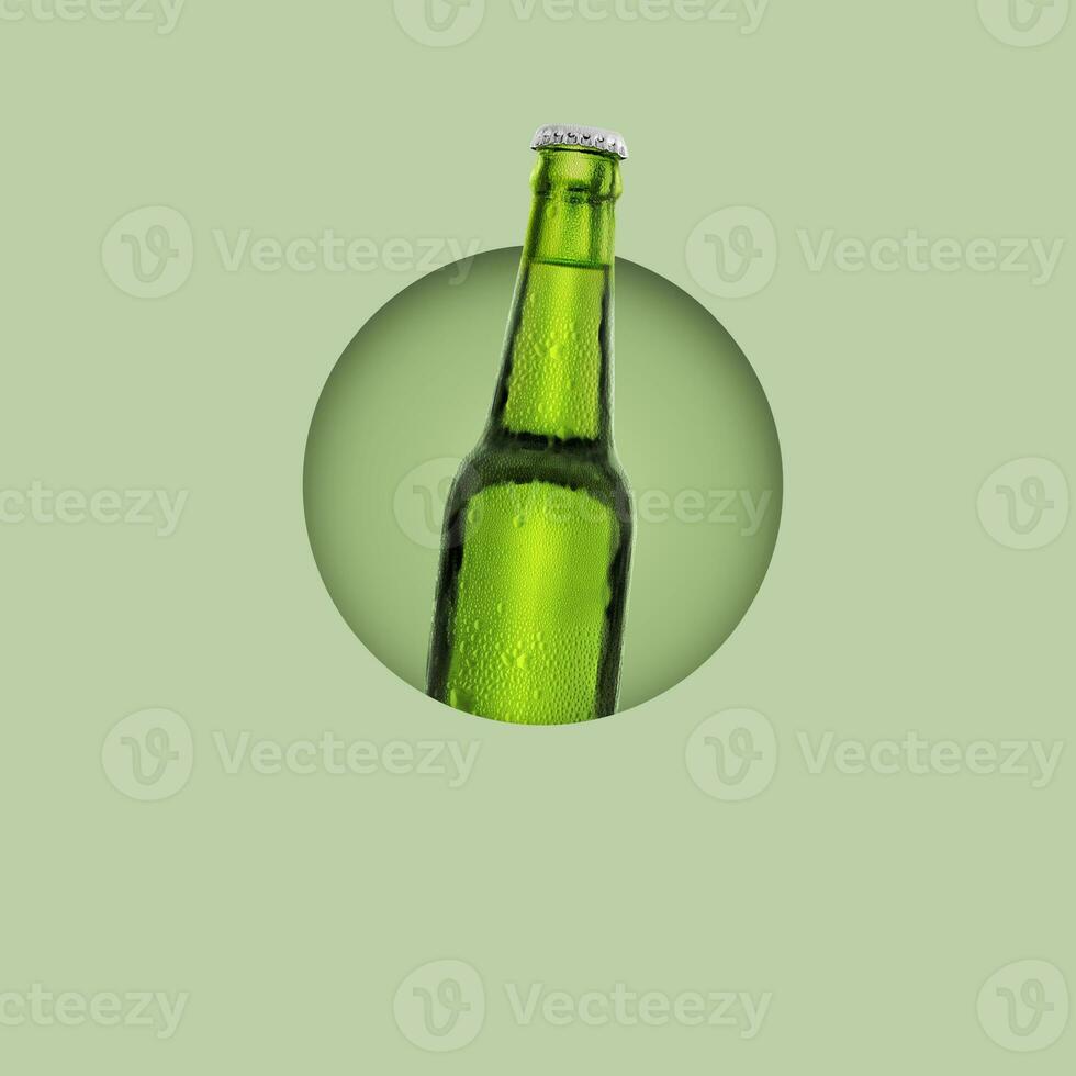 verde bottiglia di fresco birra con gocce di condensazione su pastello verde sfondo foto