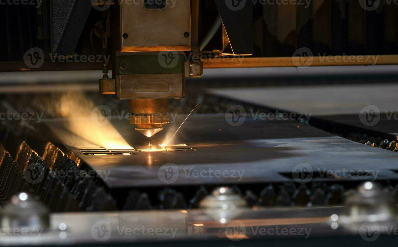 laser taglio testa per metallo in lavorazione metallo fabbrica scintilla sfondo, in lavorazione e laser taglio per metallo nel il industriale foto