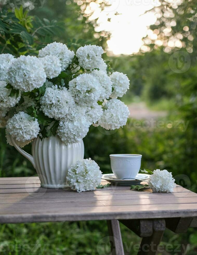 ancora vita con bianca fiori nel il giardino. estate ancora vita foto