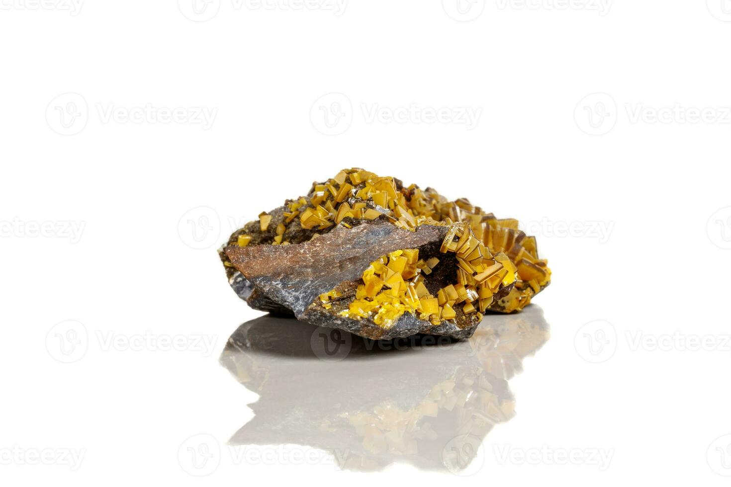 macro minerale pietra giallo wulfenite su un' bianca sfondo foto