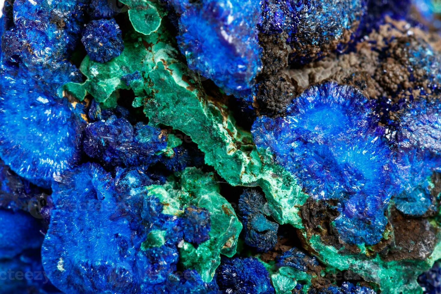 macro minerale pietra malachite con azzurrite su bianca sfondo foto