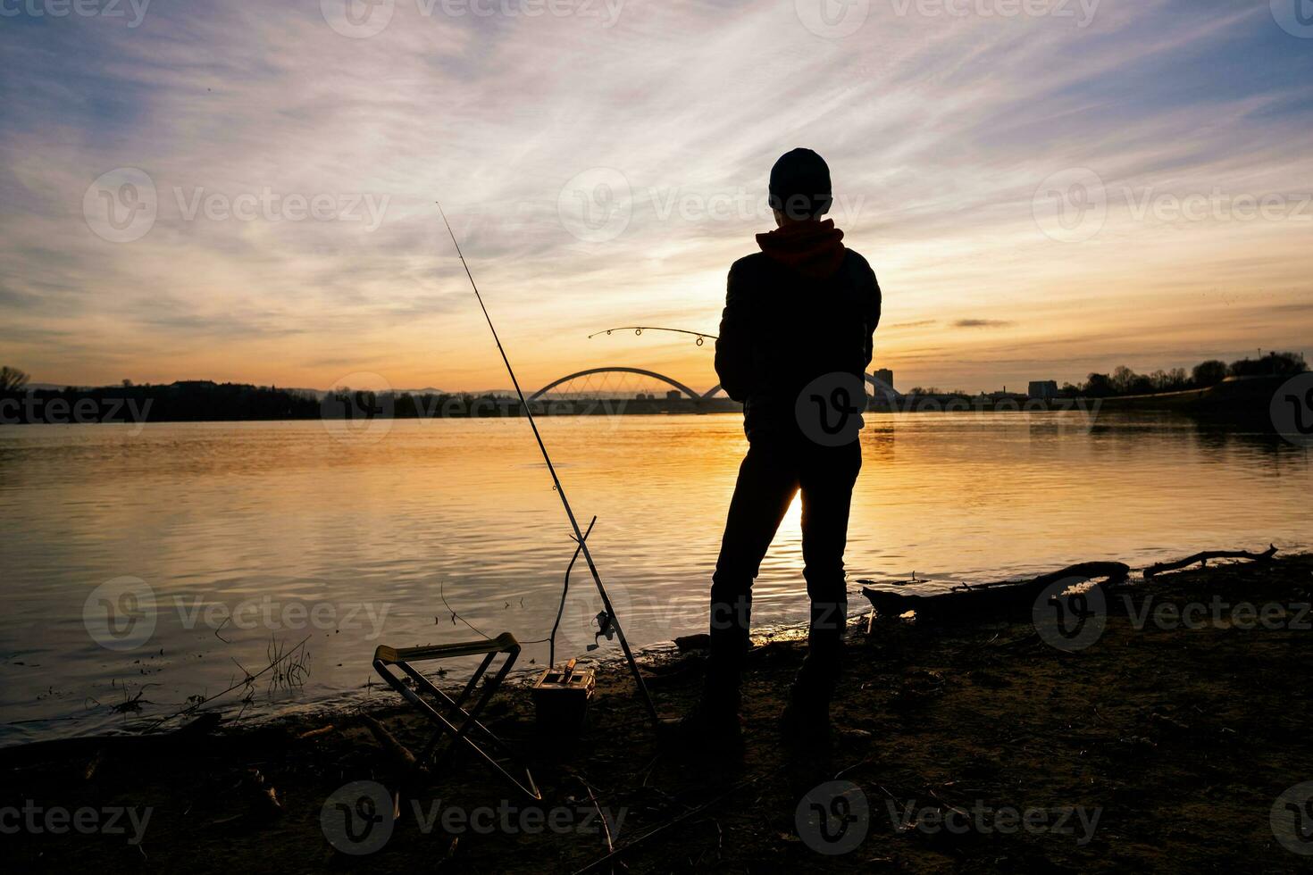 uomo pesca al di sopra di il tramonto foto