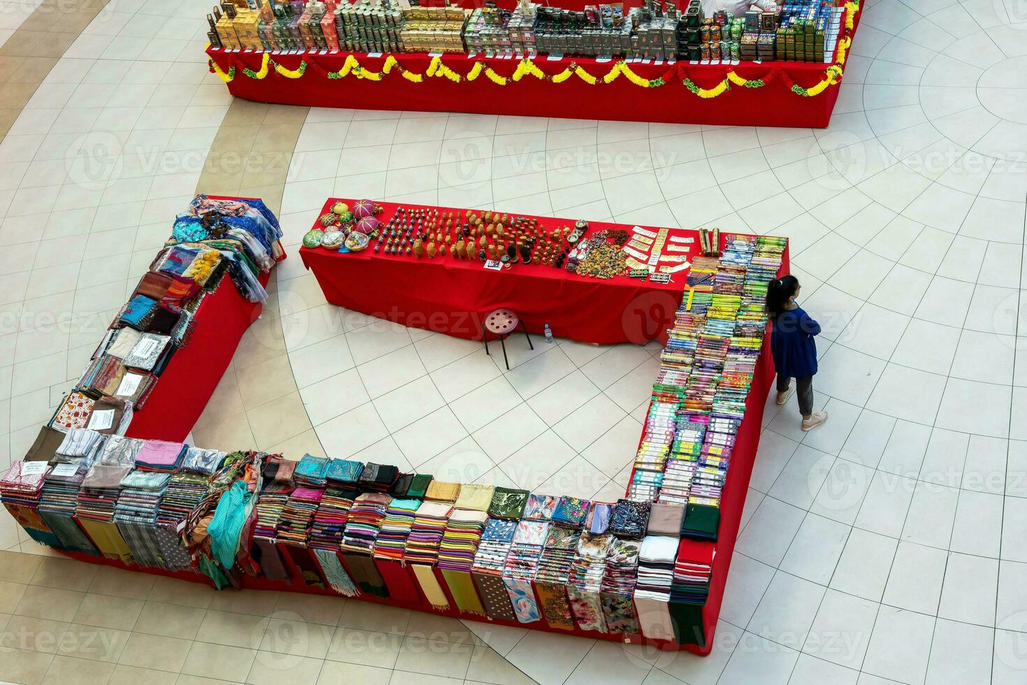 vendita di tessile e indiano merce nel un divertimento centro commerciale foto