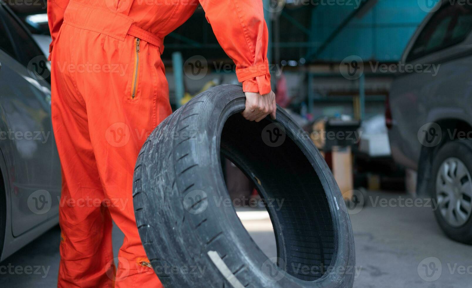 un' auto meccanico ispeziona il condizione di un' auto pneumatico prima collocazione esso su un' veicolo. foto