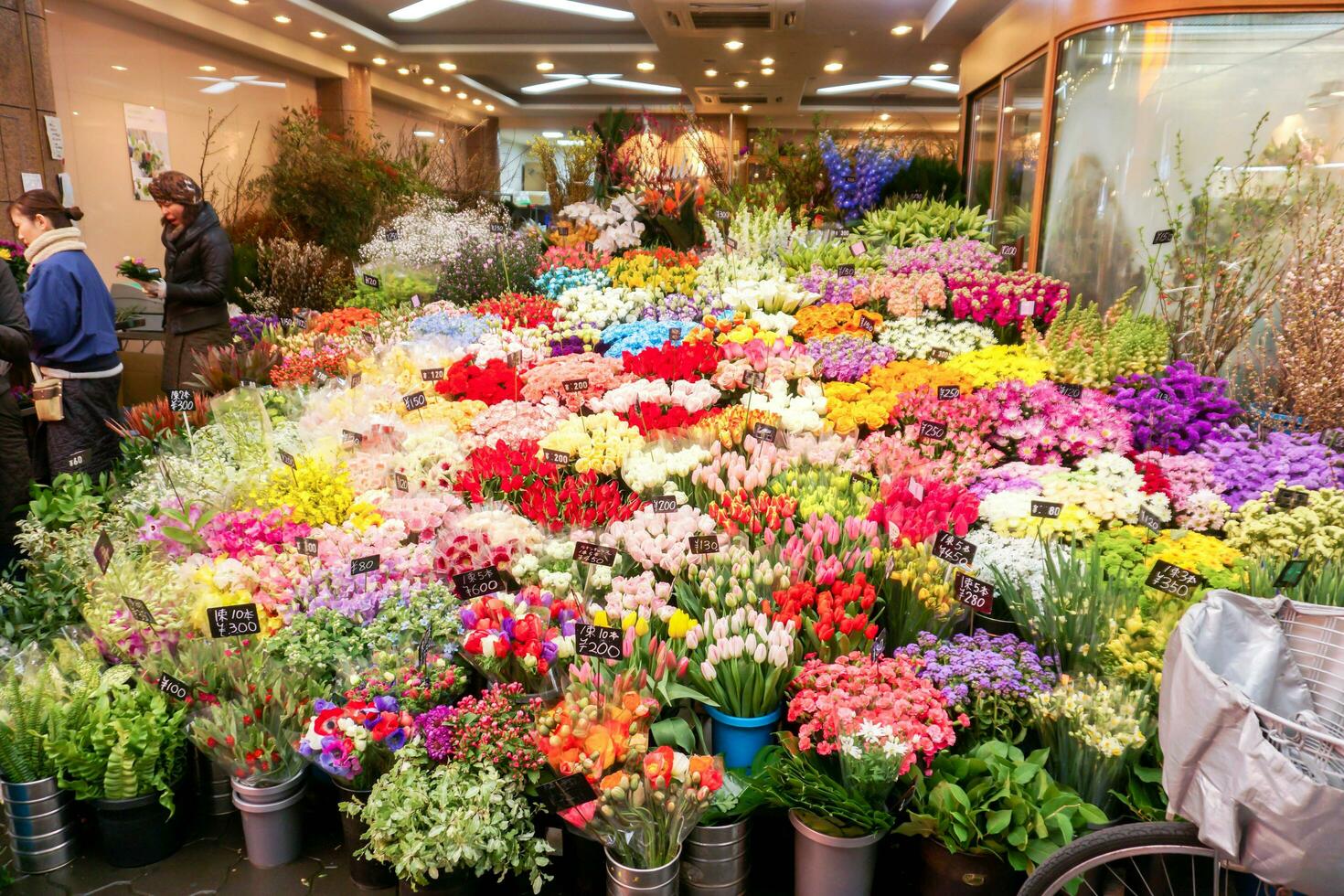 osaka, Giappone, 2018 - avvicinamento giapponese fiore negozio con molte di bellissimo e vario fiori e con proprietario donna a kuromon mercato, osaka, Giappone. foto