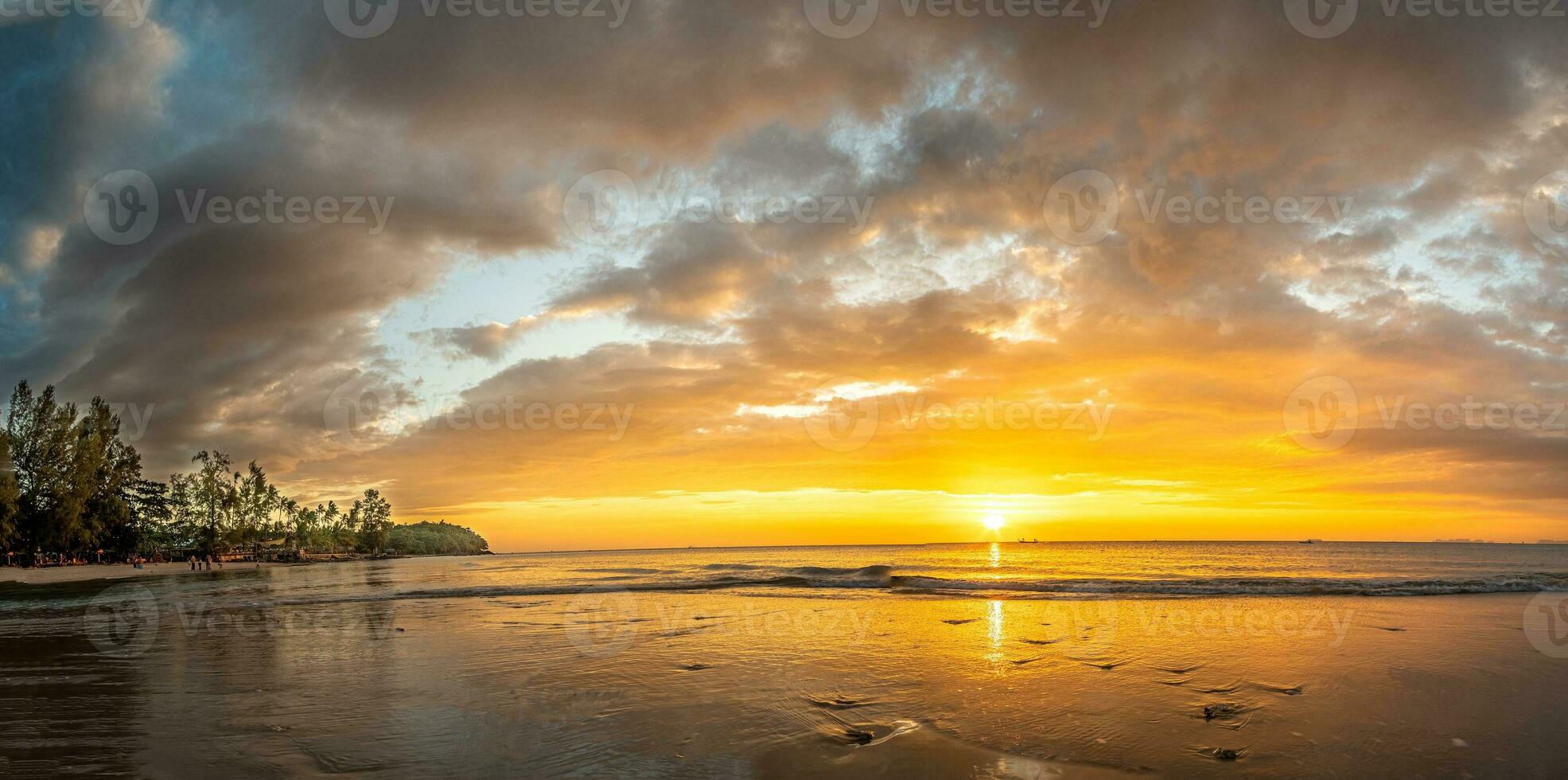 ko lanta, Krabi Tailandia tramonto a il spiaggia foto