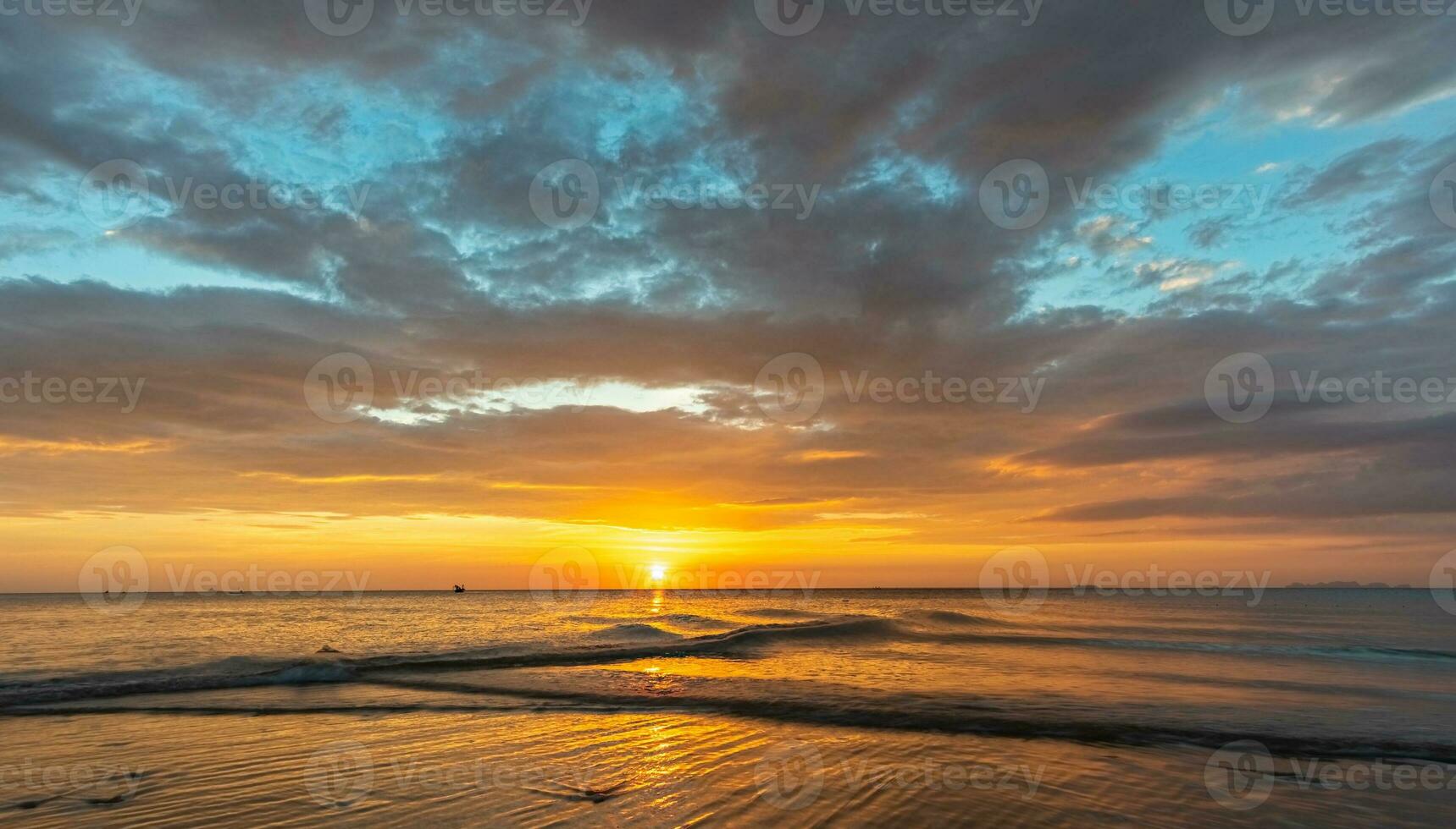 ko lanta, Krabi Tailandia tramonto a il spiaggia foto