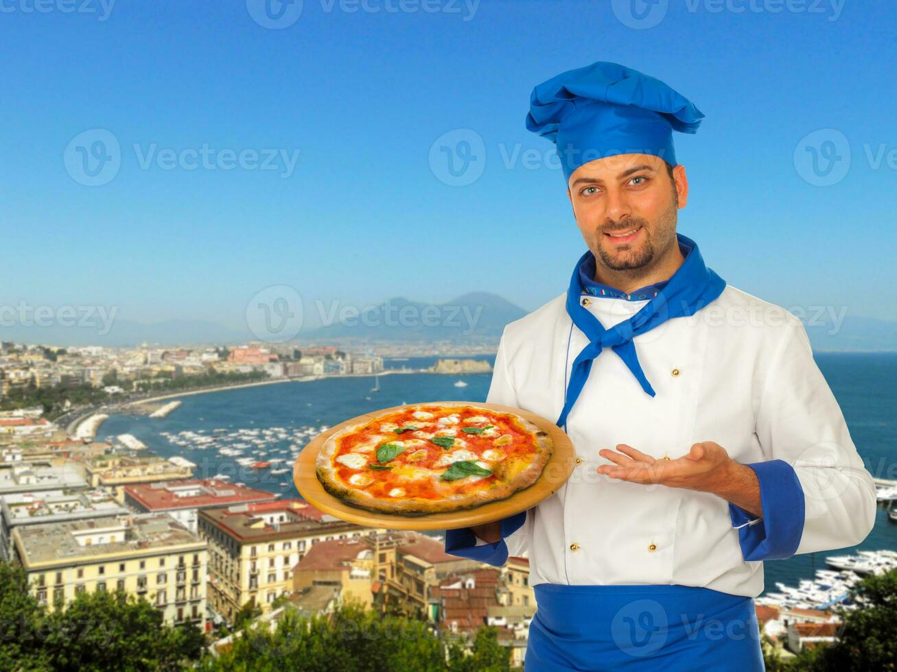 Pizza creatore con margherita Pizza nel Napoli. foto