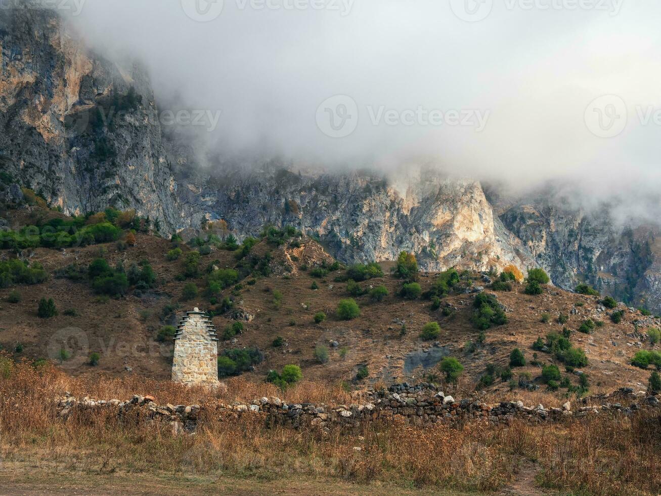 maestoso antico Torre edifici di kelly e vecchio famiglia cripte nel il assinesky gola di montagnoso inguscezia, uno di il medievale tipo castello Torre villaggi, collocato su il montagna gamma, Russia foto