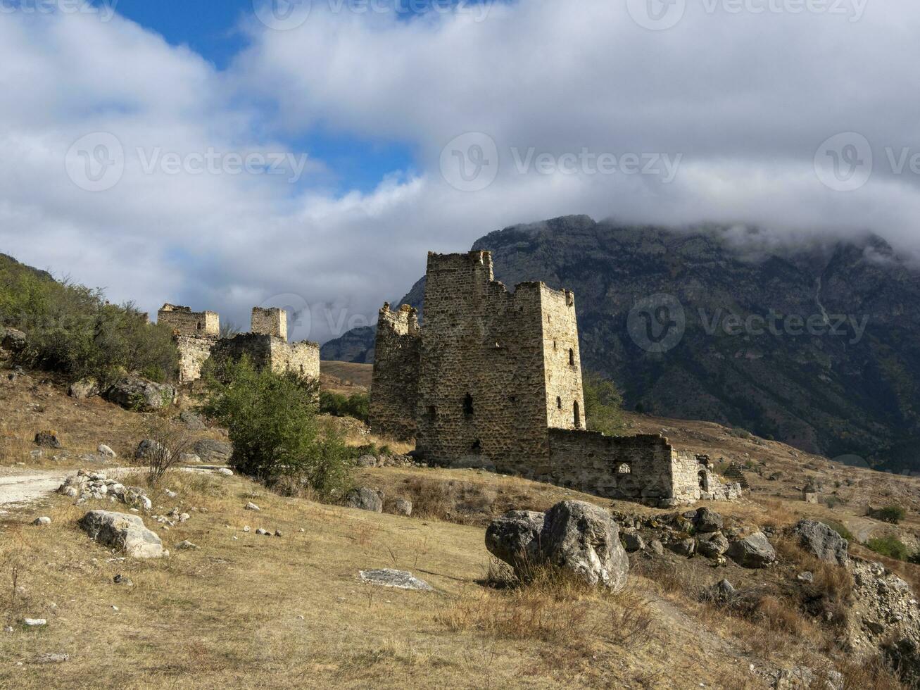 medievale Torre complesso egico, uno di il autentico medievale tipo castello Torre villaggi, collocato su il estremità di il montagna gamma nel inguscezia, Russia. foto