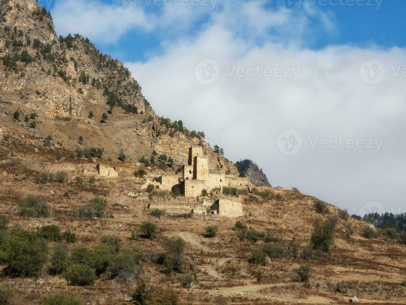 medievale Torre complesso egico, uno di il autentico medievale tipo castello Torre villaggi, collocato su il estremità di il montagna gamma nel inguscezia, Russia. foto