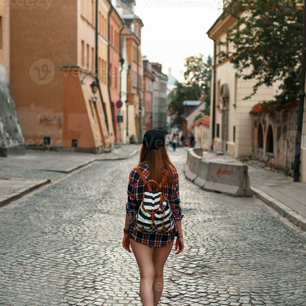 donna con un' zaino a piedi in giro il città. euro-viaggio. foto