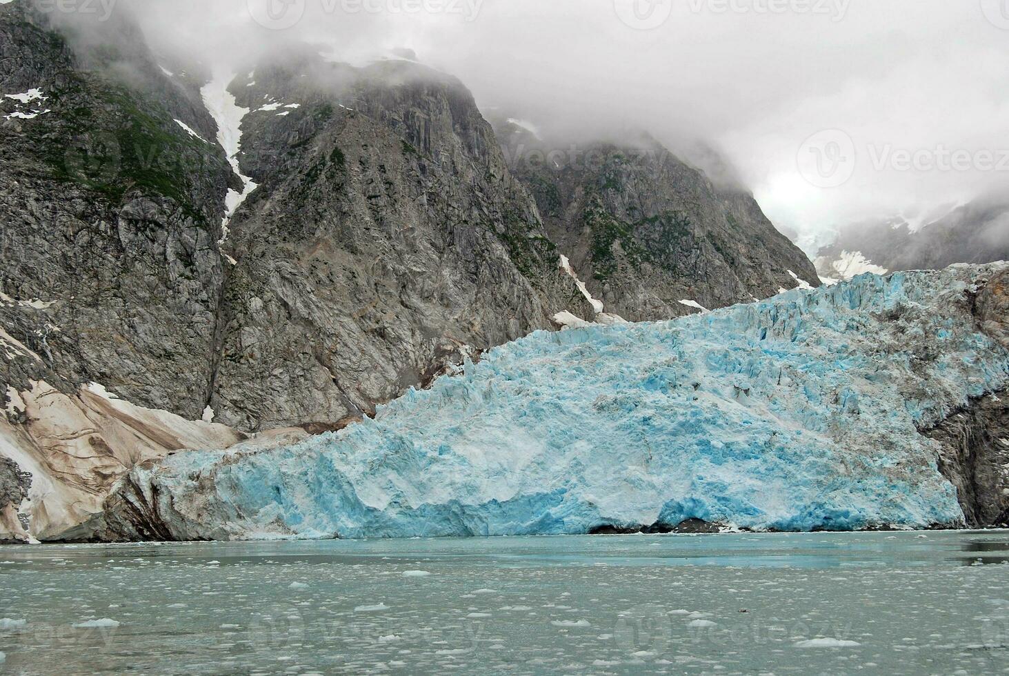 blu ghiaccio incontra il oceano nel nebbia foto