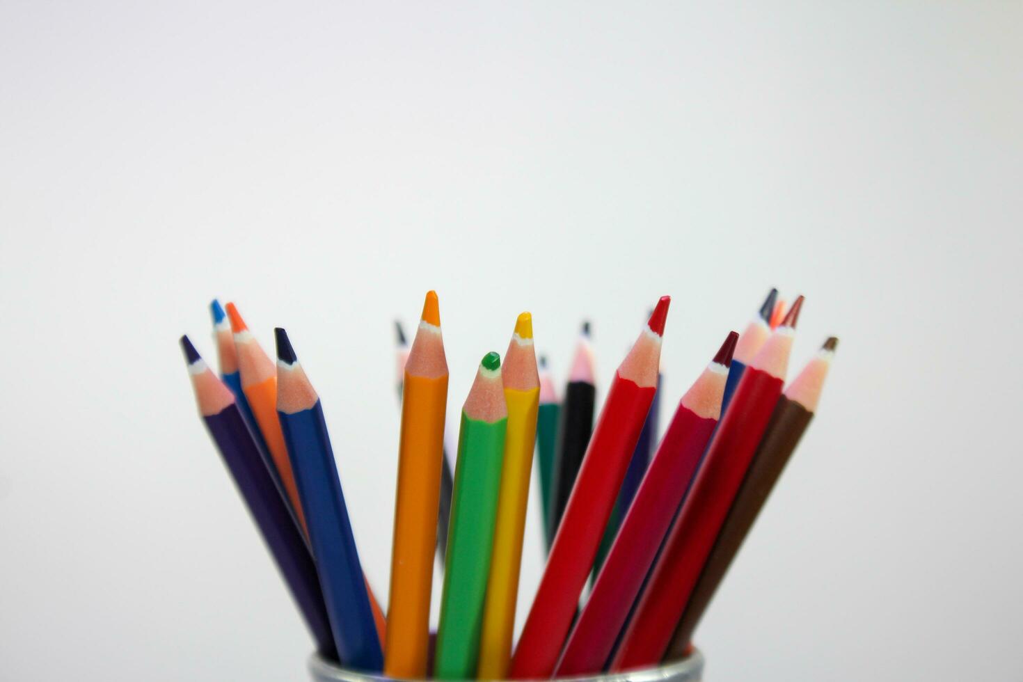 colore matite isolato su bianca sfondo vicino su bellissimo colore matite.colore matite per disegno. foto