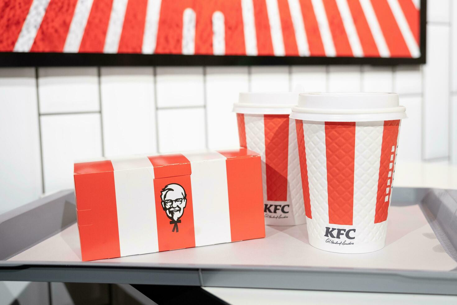 Yerevan, Armenia aprile 25, 2023 kfc fritte pollo secchio e bevande foto