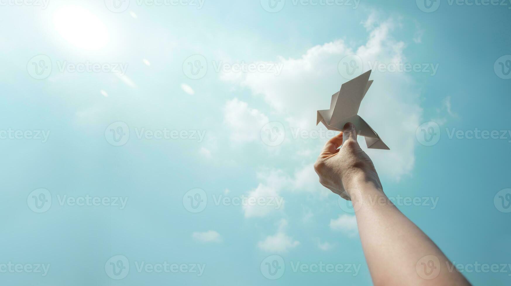 pace, speranza concetti. mondo internazionale pace giorno. sostenibile e responsabile attività commerciale, mano aumentare su un' carta origami bianca colomba in il cielo foto