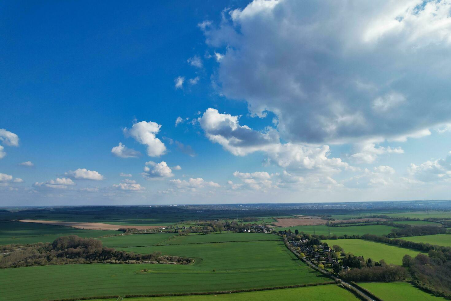aereo Visualizza di Britannico campagna e parapendio mentre essi siamo volante alto nel il cielo. di droni telecamera filmato. foto