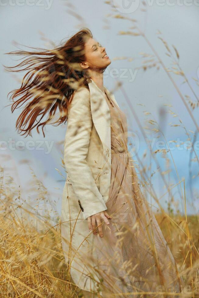 bella donna Grano campagna paesaggio la libertà autunno stagione concetto foto