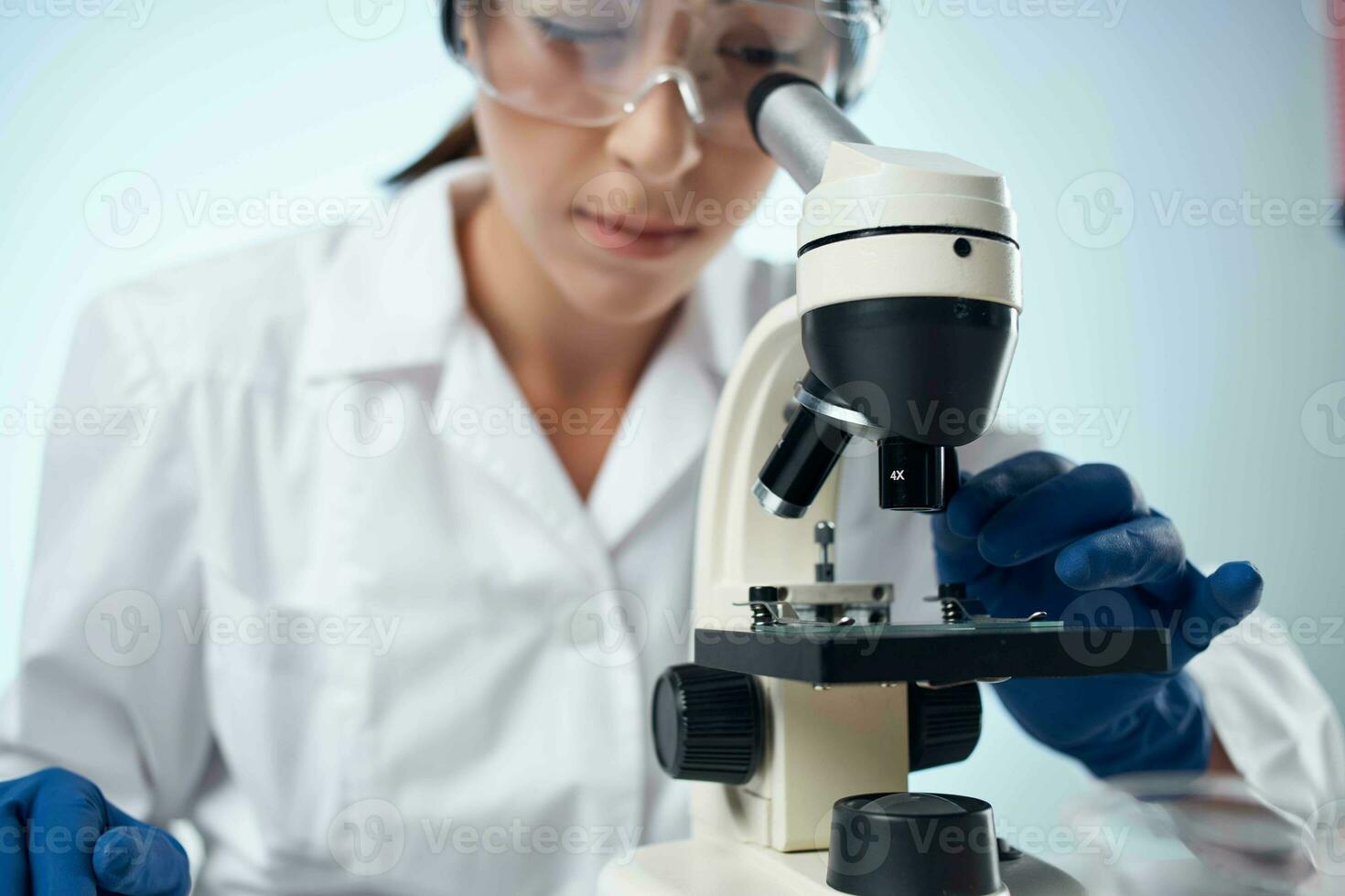 femmina medico medicina ricerca scienza microbiologia foto