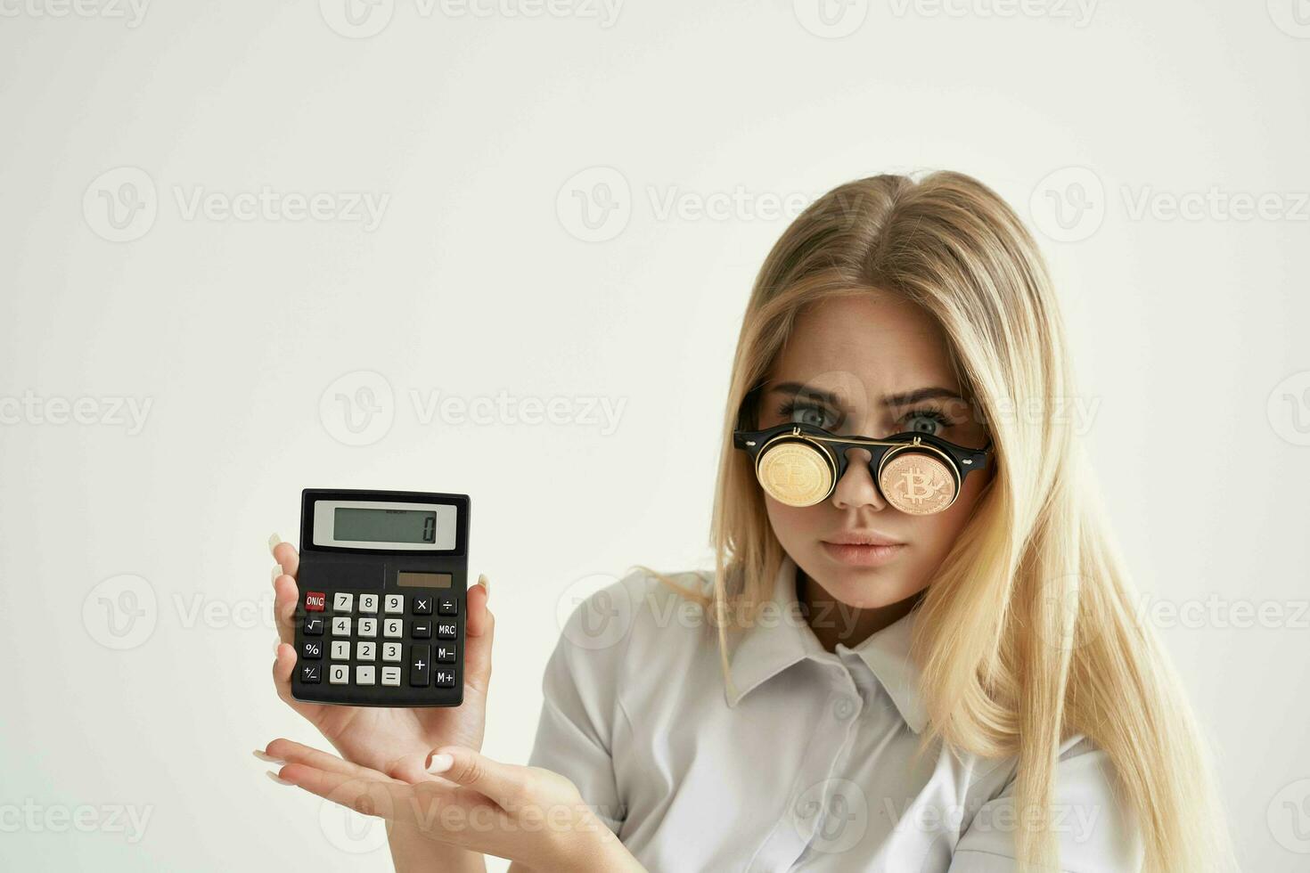 donna d'affari calcolatrice nel mano e bitcoin isolato sfondo foto