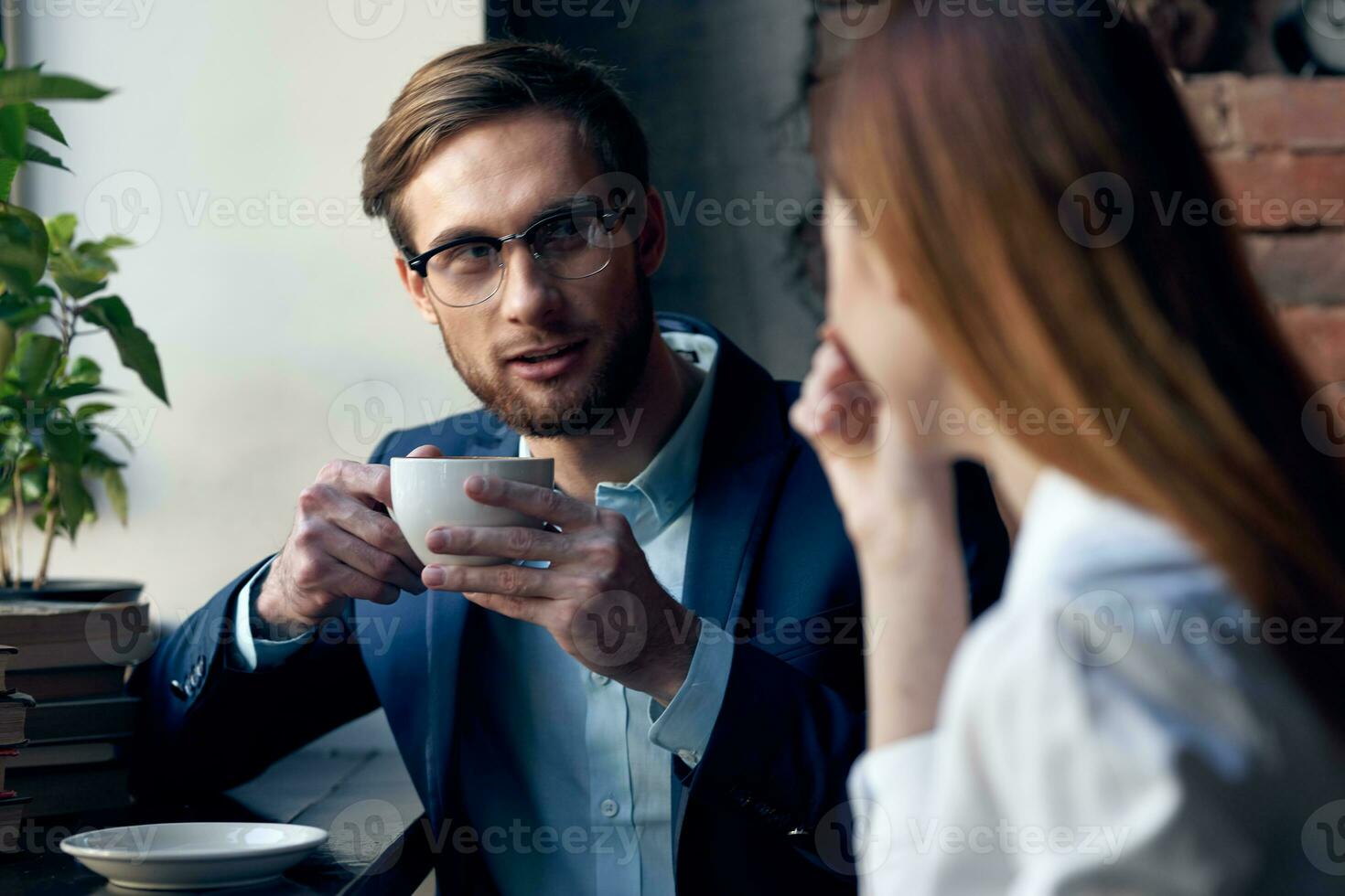 giovane coppia nel un' bar opera colleghi comunicazione divertimento tempo libero prima colazione foto