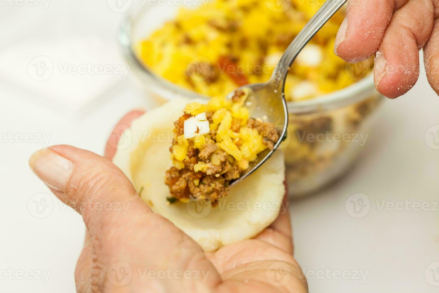 preparazione passaggi di tradizionale colombiano piatto chiamato ripieno patate. ripieno il schiacciato patate Impasto per il ripieno patate foto