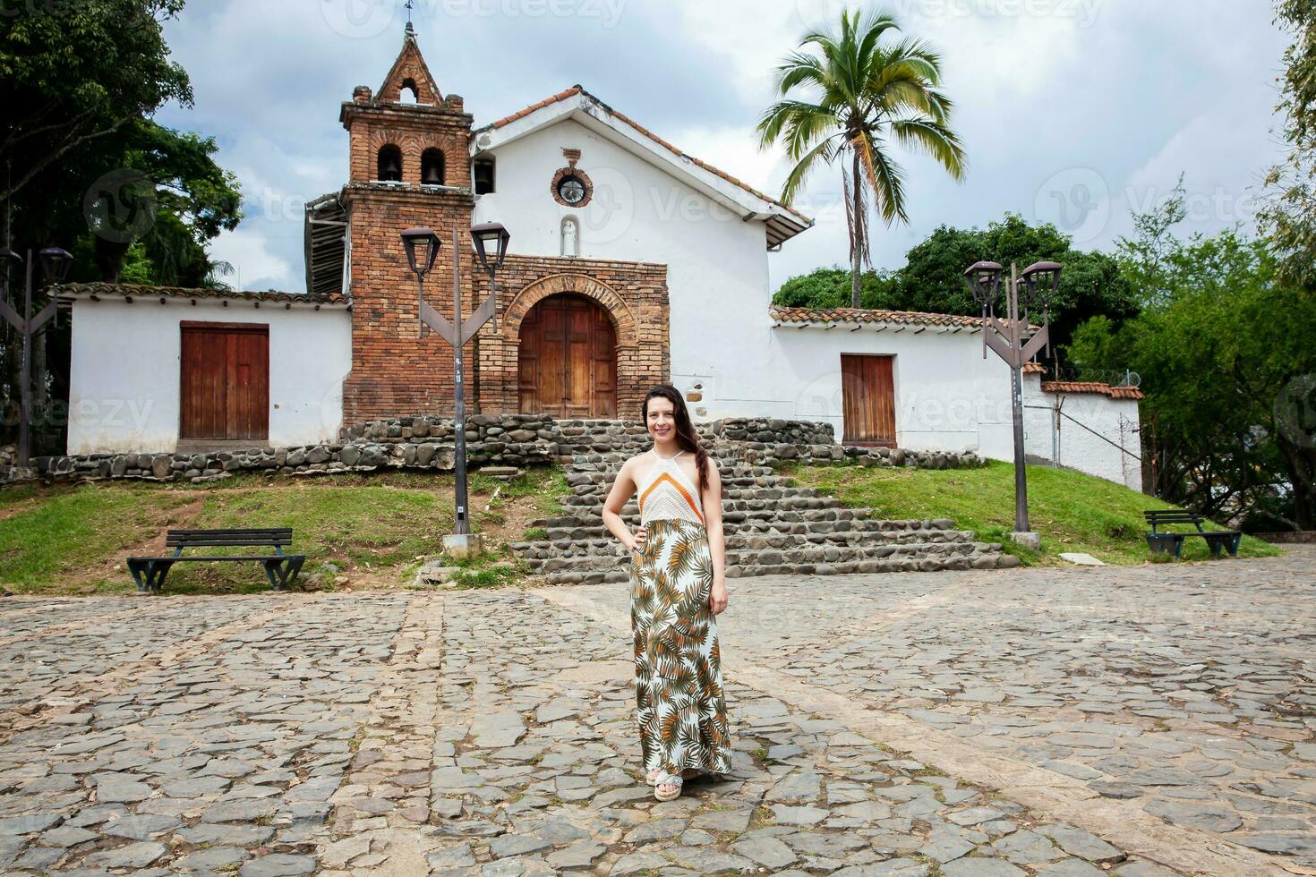 bellissimo giovane donna a il storico san antonio Chiesa collocato nel il città di cali nel Colombia foto