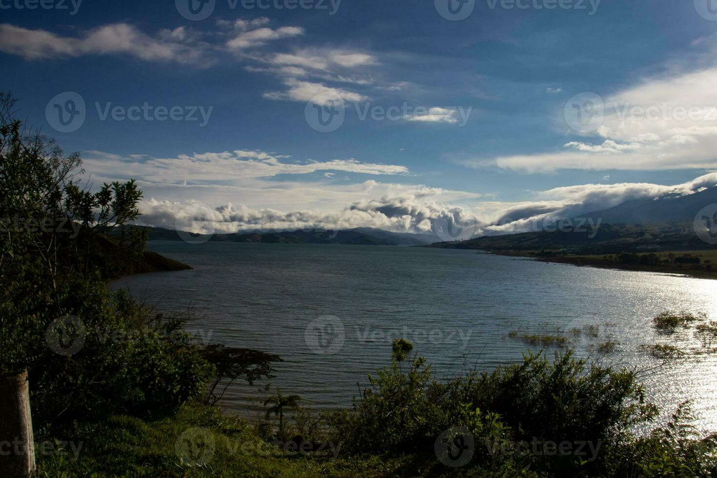 Visualizza di il maggiore artificiale lago nel Colombia chiamato calima lago collocato su il montagne di darien a il regione di Valle del cauca foto